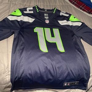 DK metcalf-Seattle Seahawks jersey. Worn once, no tags but good as new quality.